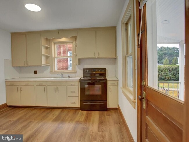 Building Photo - 557 N Franklin St