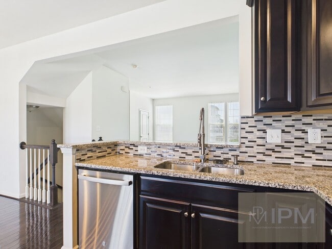 Building Photo - Beautiful 4 Bedroom, 2.5 Bath Townhome in Regents Glen!