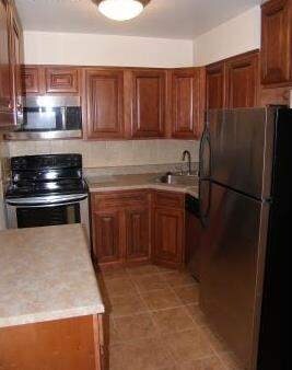 Kitchen - Williamsburg Square Townhomes