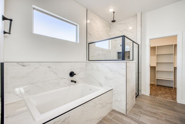 Building Photo - Beautiful East side House 4 bed-2.5 baths, part of The Overlook Casa Club that includes Swimming ...