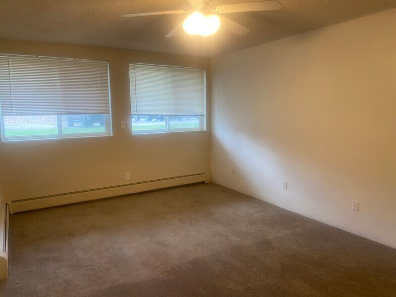 Building Photo - 1250 Golden Cir