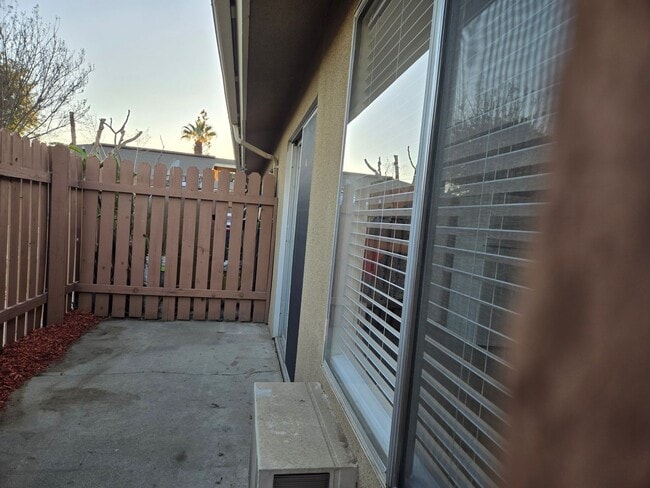 Building Photo - Completely Upgraded 2 bedroom Condo in Riverside