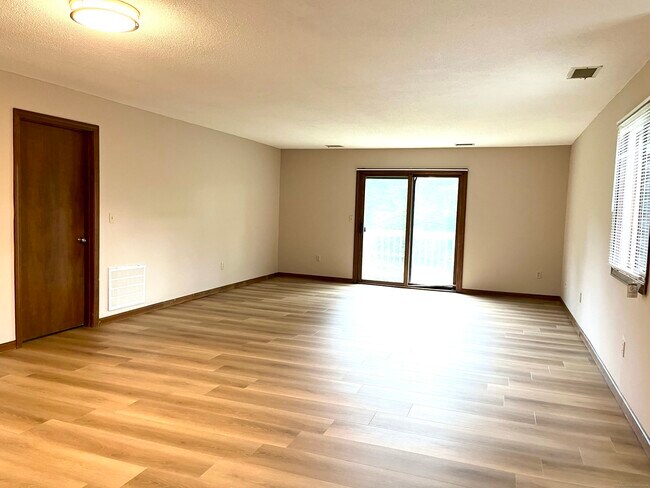 Building Photo - 1509 Summer Hill Dr