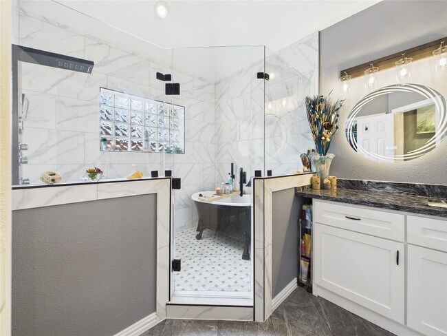 Building Photo - 203 Las Brisas St