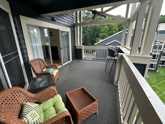 Building Photo - Waterfront Condo for Rent in the gated com...