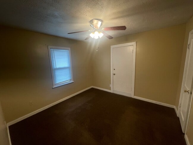 Building Photo - 2 bed 1 bath, laundry connections, large fenced yard, corner lot!