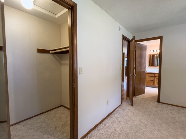 Building Photo - Spacious 3 Bedroom 1 Bath Ranch House  in ...