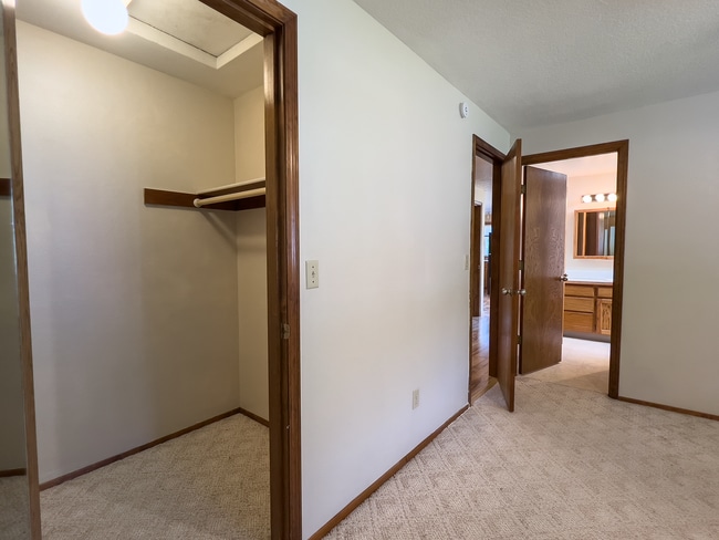 Building Photo - Spacious 3 Bedroom 1 Bath Ranch House  in Milwaukie! Washer and Dryer Included!