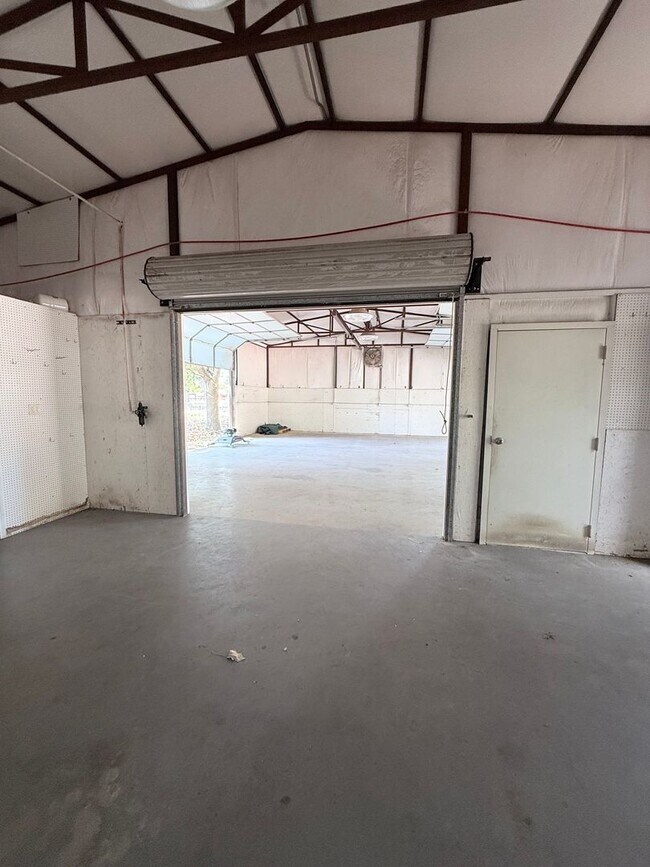 Building Photo - Hard to find Weatherford, TX rental with l...