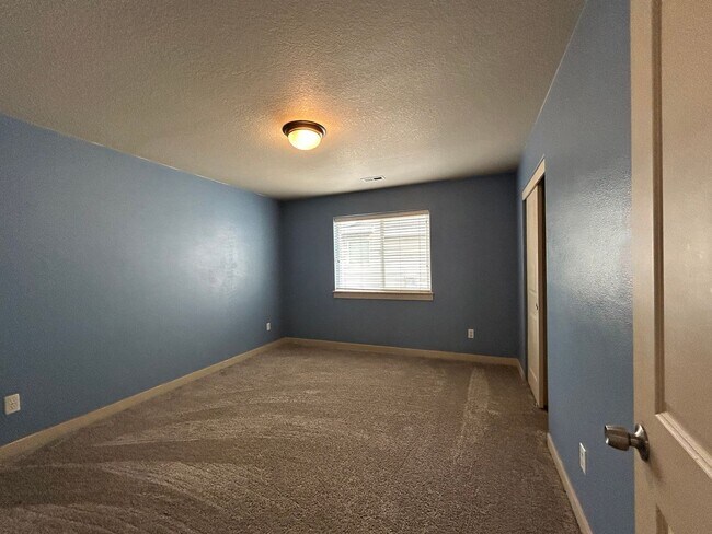 Building Photo - Spacious 4 Bed, 2.5 Bath Home!