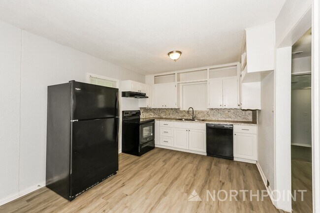 Building Photo - 3 BR/1BA | Newly Renovated Single Family Home |  Front and back yard| In Cleburne!