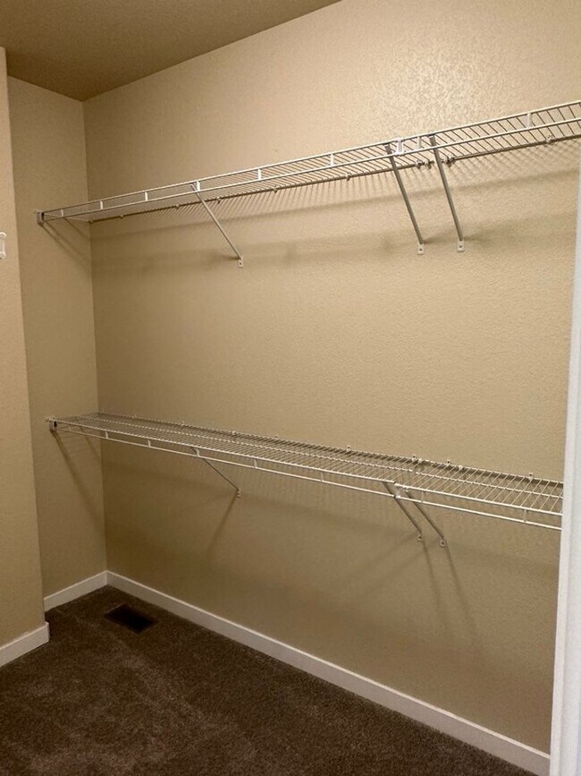 Building Photo - BEAUTIFUL 4BD HOME in NE COL SPGS w/ MAIN-LEVEL MASTER SUITE & AC - Security Deposit Alternative ...