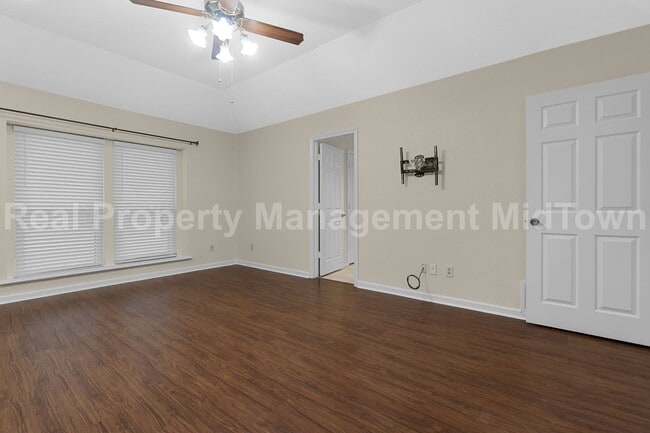 Building Photo - Charming Arlington Home with Spacious Livi...