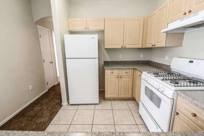 Building Photo - 2 BEDROOM TOWNHOUSE WITH GARAGE!