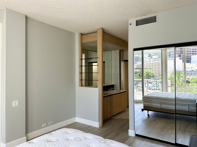 Building Photo - Furnished, Pet Friendly - Honolulu Park Pl...