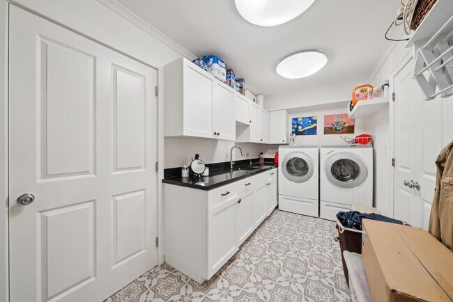Building Photo - Beautifully Appointed 7-Bedroom Home with Lush Garden Setting in Palo Alto