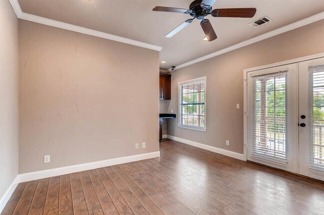 Building Photo - 906 Juniper St