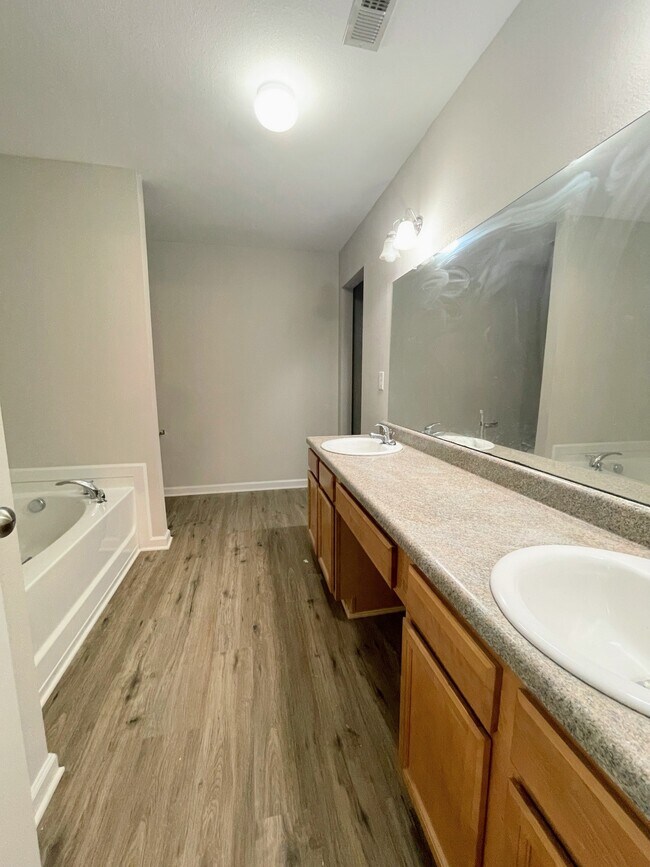 Building Photo - 30003 Westfield Dr