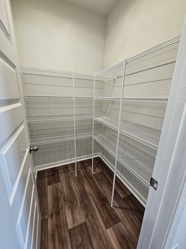 Building Photo - 5 Bedroom/ 2.5 Bath in Waterfall Village