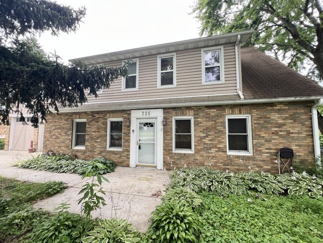 Building Photo - 725 Pflaum Rd