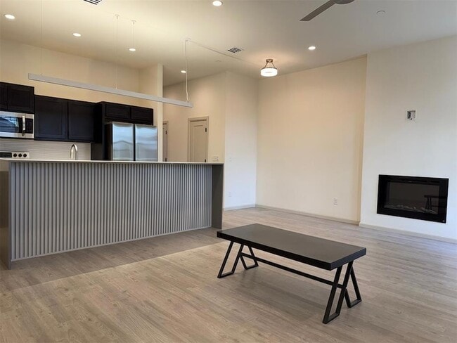 Building Photo - 575 S Fretz Ave