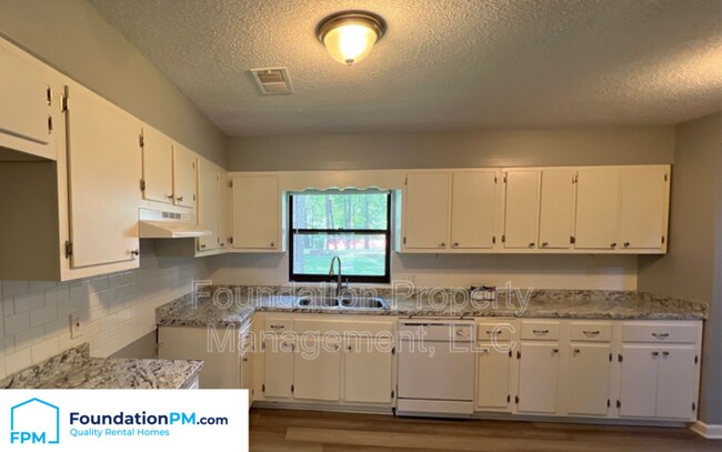 Building Photo - 327 Anthony St