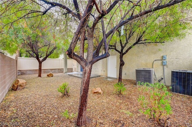 Building Photo - 9185 Wild Briar Ln