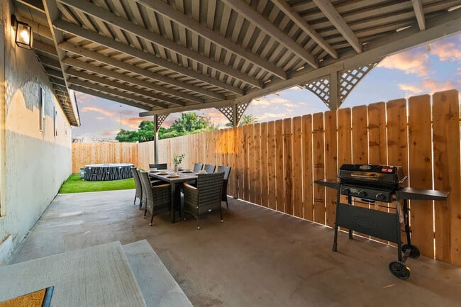 Building Photo - 606 S Sunshine Ave