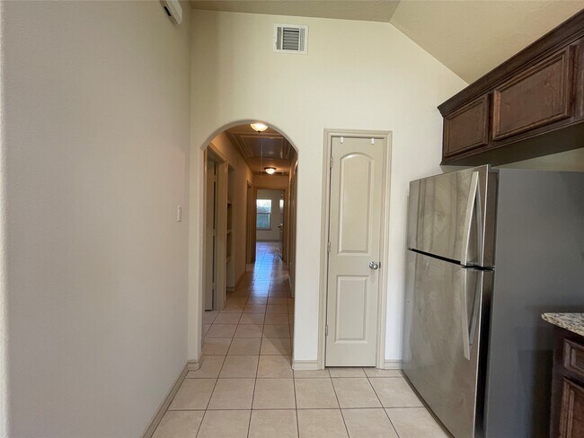 Building Photo - 16928 W Ivanhoe St