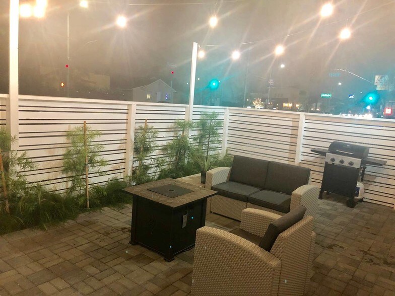 Shared courtyard - 4457 S Centinela Ave