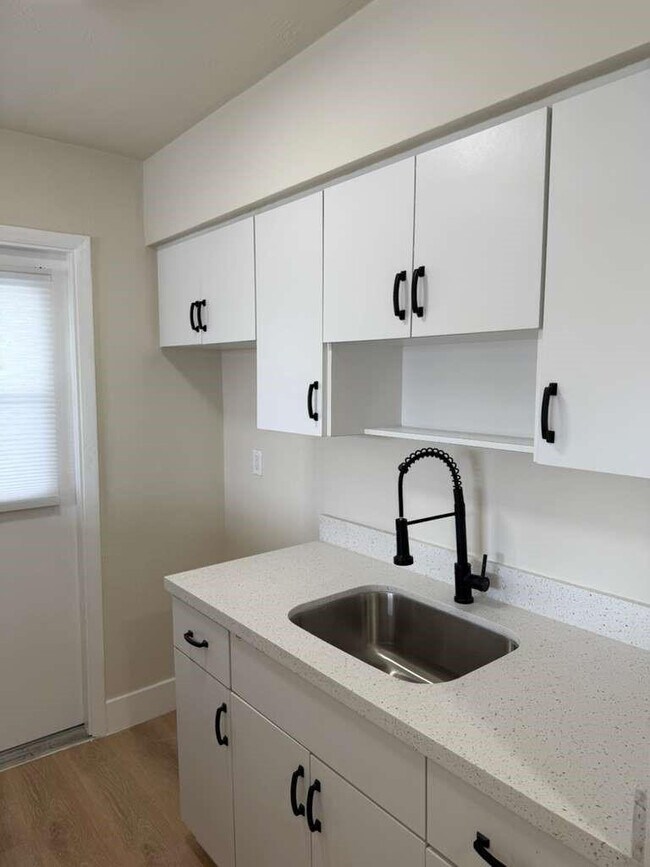 Building Photo - 101 SE 9th St