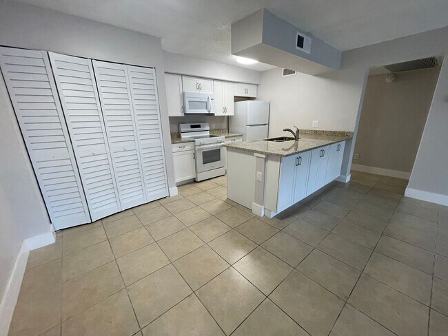 Building Photo - 5323 Summerlin Rd