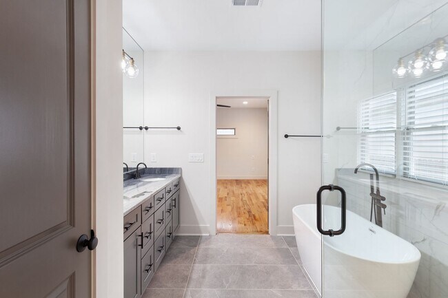 Building Photo - Conveniently Located 4bd/3ba Home Minutes From ATLBeltLine w/ Private Backyard!