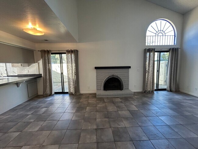 Building Photo - 810 Shady Oak Dr