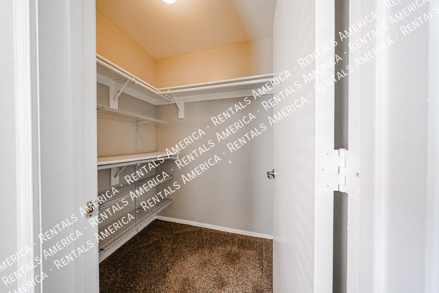 Building Photo - 2025 E Campbell Ave