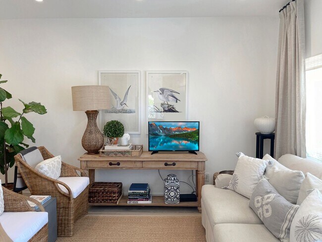 Building Photo - Remodeled and Modern, Open Floor-plan, Lux...