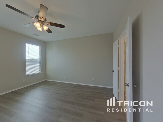 Building Photo - 2989 Lakeview Cir