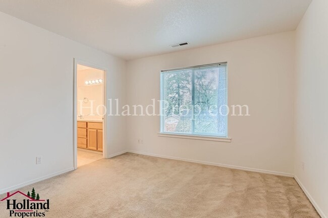 Building Photo - BEST PRICE APPLY NOW!! 3 Bedroom townhouse in quiet area of Beaverton