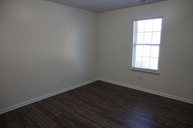Building Photo - Cozy Two Bedroom 2 Full Bathroom Duplex!