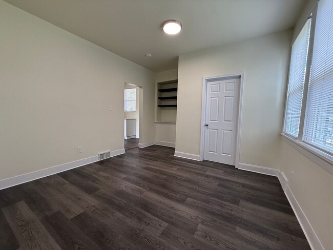 Building Photo - Updated 3BR 1.5 bath house with office/ of...