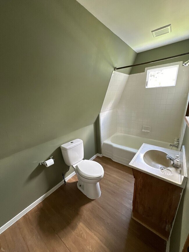 Building Photo - 3 bedroom 1 bath