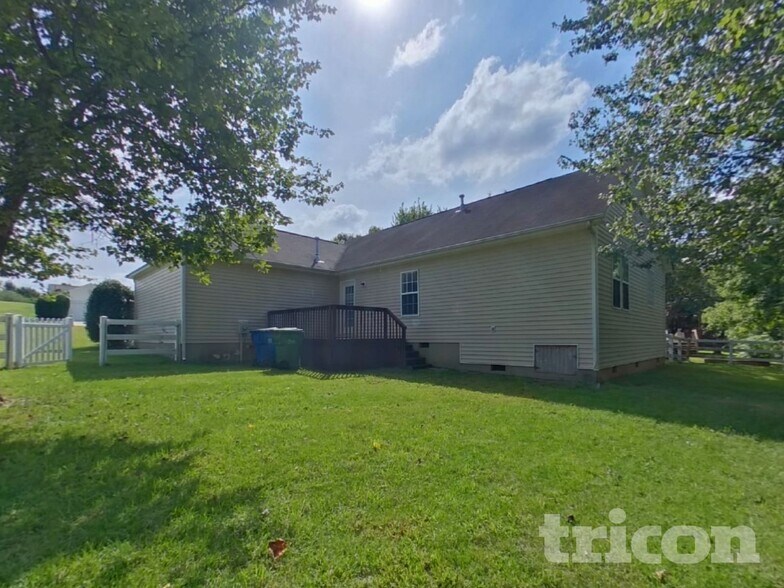 Building Photo - 212 Brookstone Dr