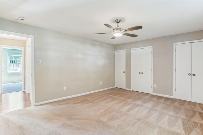 Building Photo - Lovely 2br/1bth ground level condo, close ...