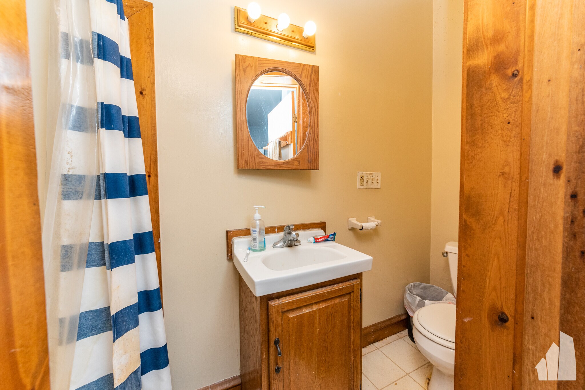 Building Photo - 2057 W Roscoe St