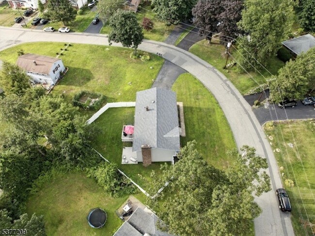 Building Photo - 31 Crescent Dr