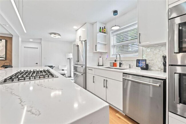 Building Photo - 320 Kelso Dr SW