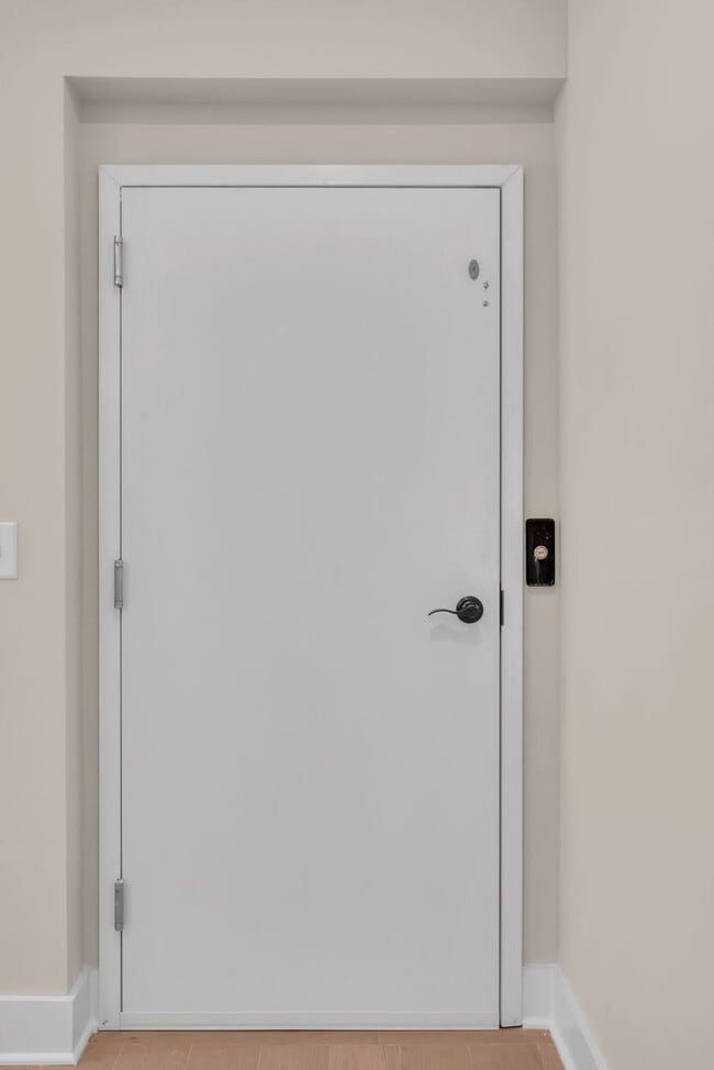 Building Photo - Beautiful 2BR/2BA top-floor end unit!