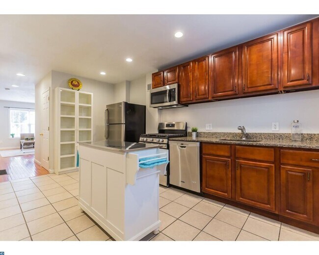 Building Photo - Point Breeze Townhome