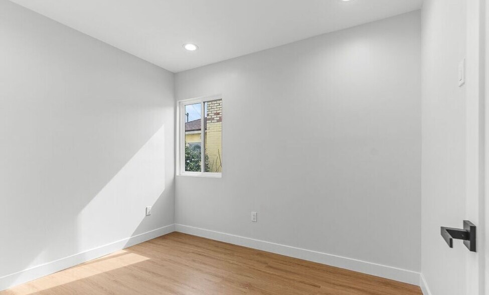 Building Photo - 1113 N Pass Ave