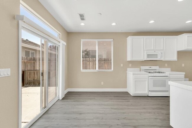 Building Photo - Beautiful 3 bed 2.5 bath in Natomas!